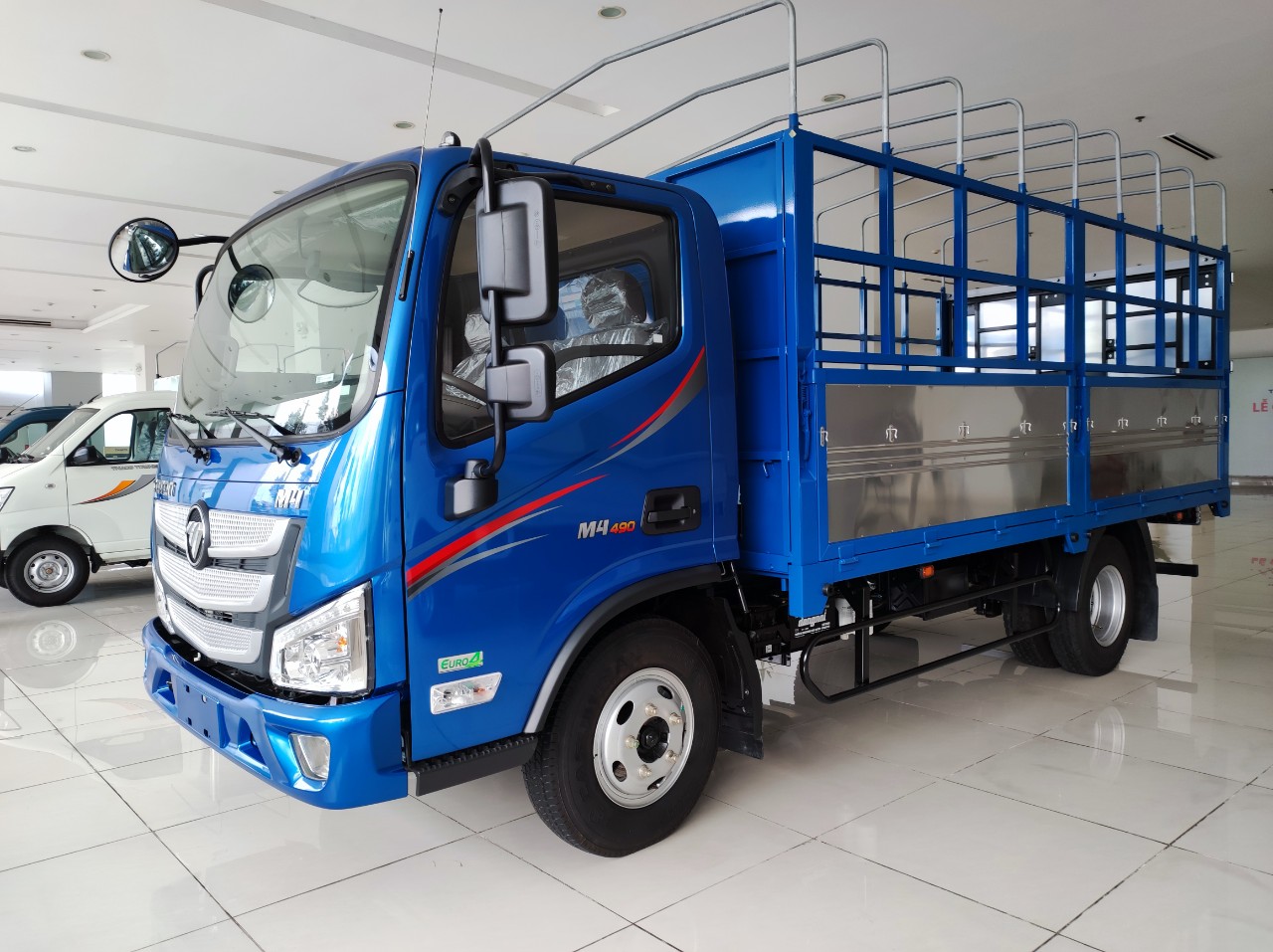 Thaco Foton M4 490 nổi bật với động cơ Cummins, hộp số ZF và thiết kế hiện đại.
