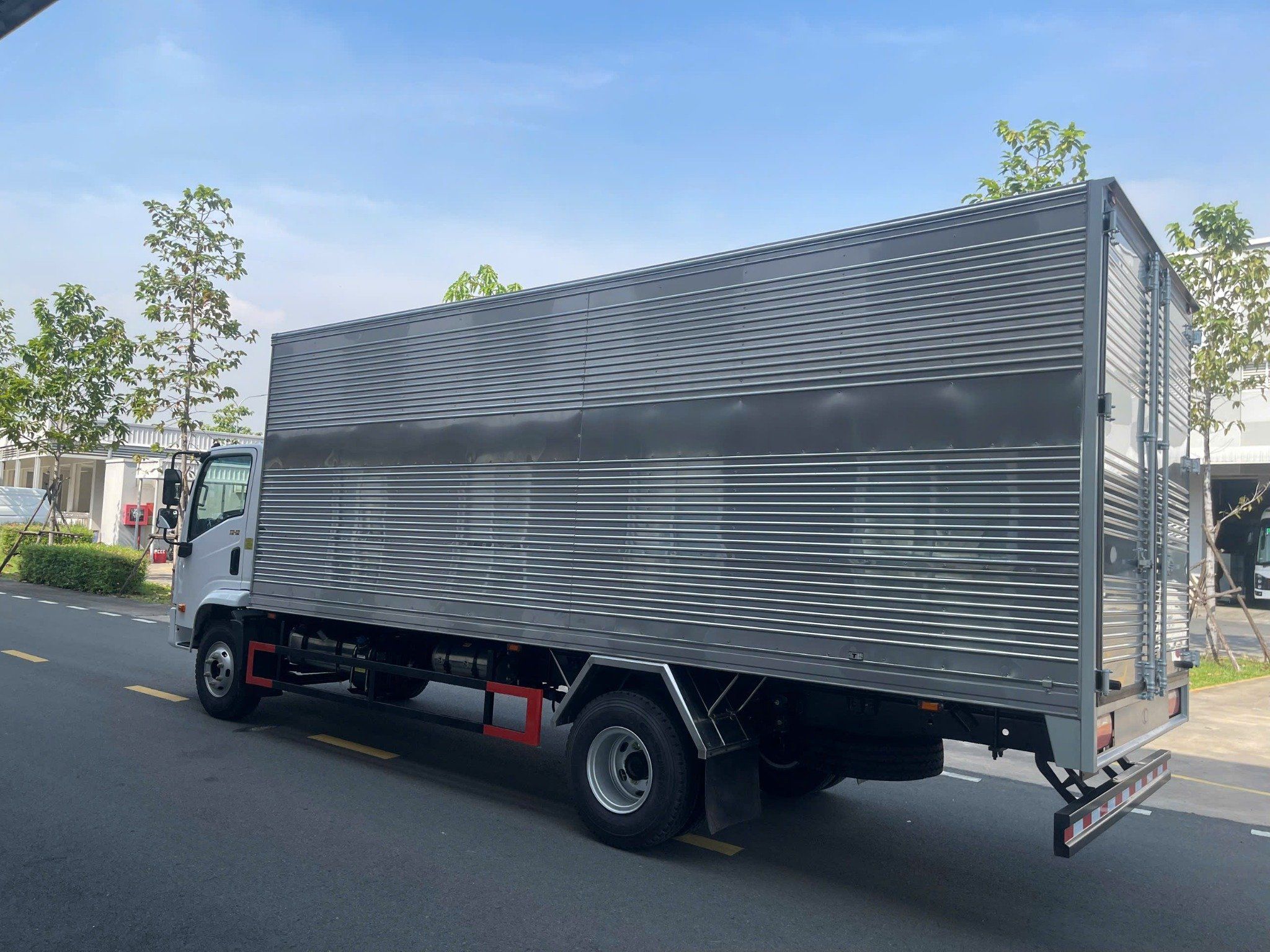 Thaco Linker T2-13 – ngoại thất mạnh mẽ, thùng dài 6,9 mét, phù hợp vận tải hàng hóa đa dạng tại Việt Nam.
