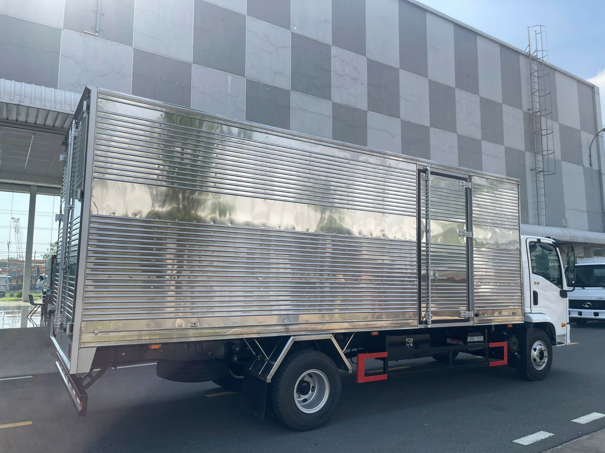 Thaco Linker T2-16 – Xe tải trung thùng dài, thiết kế hiện đại, phù hợp vận chuyển hàng hóa cồng kềnh.