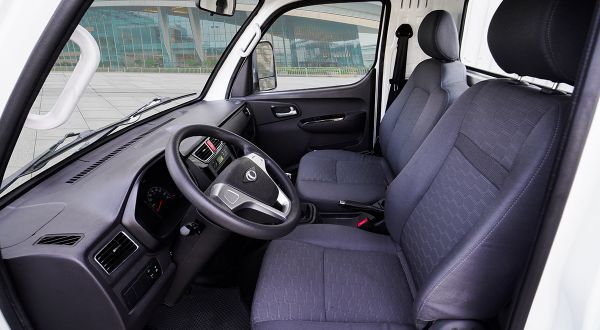 Ngoại thất hiện đại, cabin rộng rãi của Thaco TF2800 với kính chắn gió lớn và logo mạ crom nổi bật.