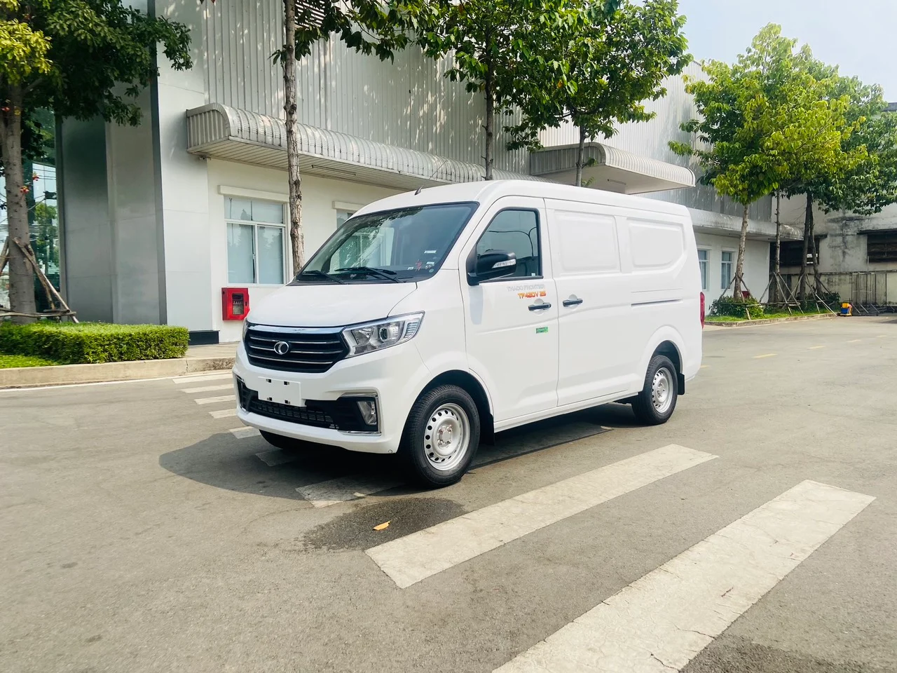 Xe tải van 2 chỗ Thaco TF420 945Kg thùng dài 2,3 mét – lựa chọn phổ biến cho vận chuyển nội đô tại Việt Nam.