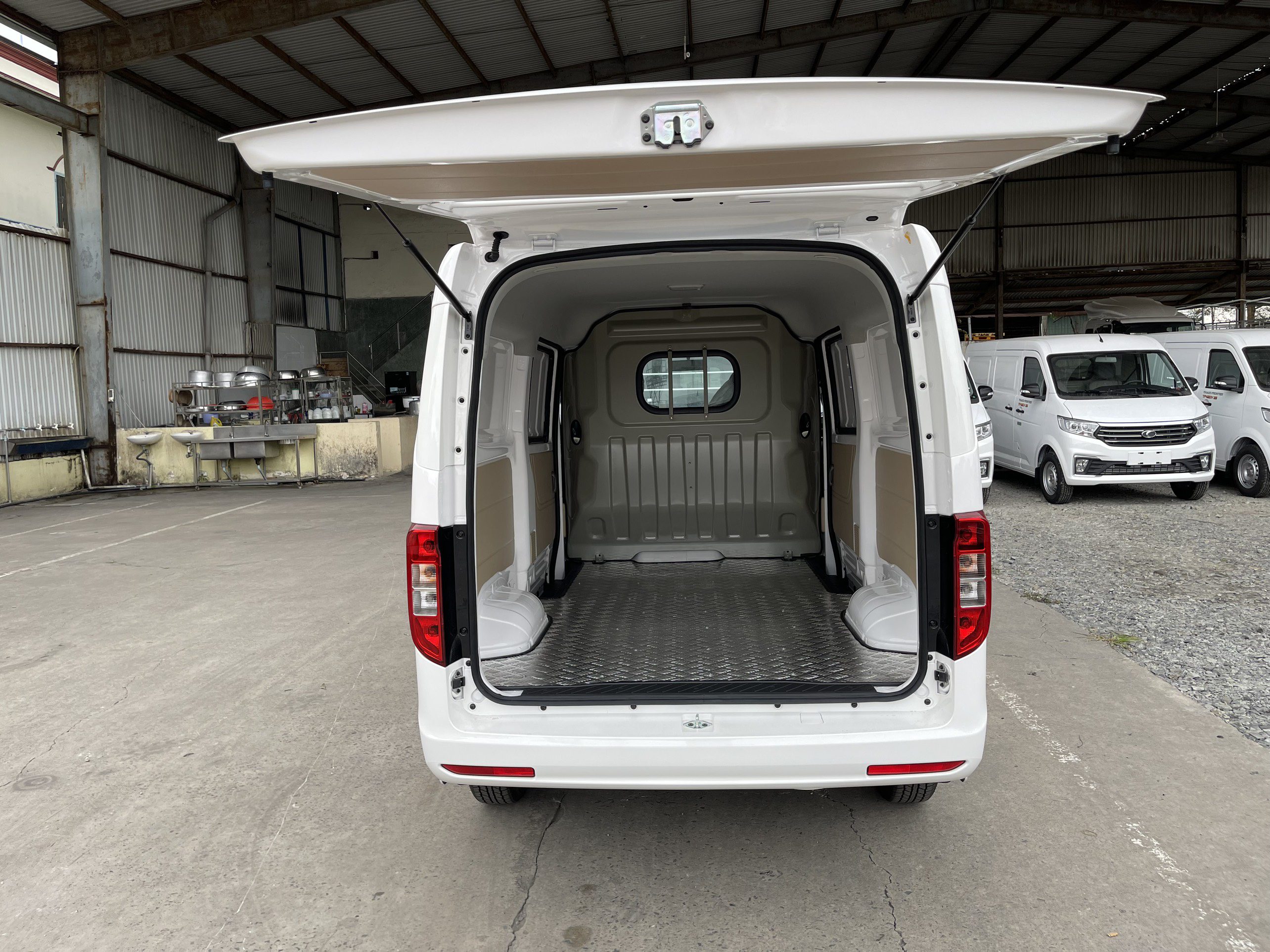 Ứng dụng đa dạng của xe tải van Thaco TF450 trong vận tải đô thị