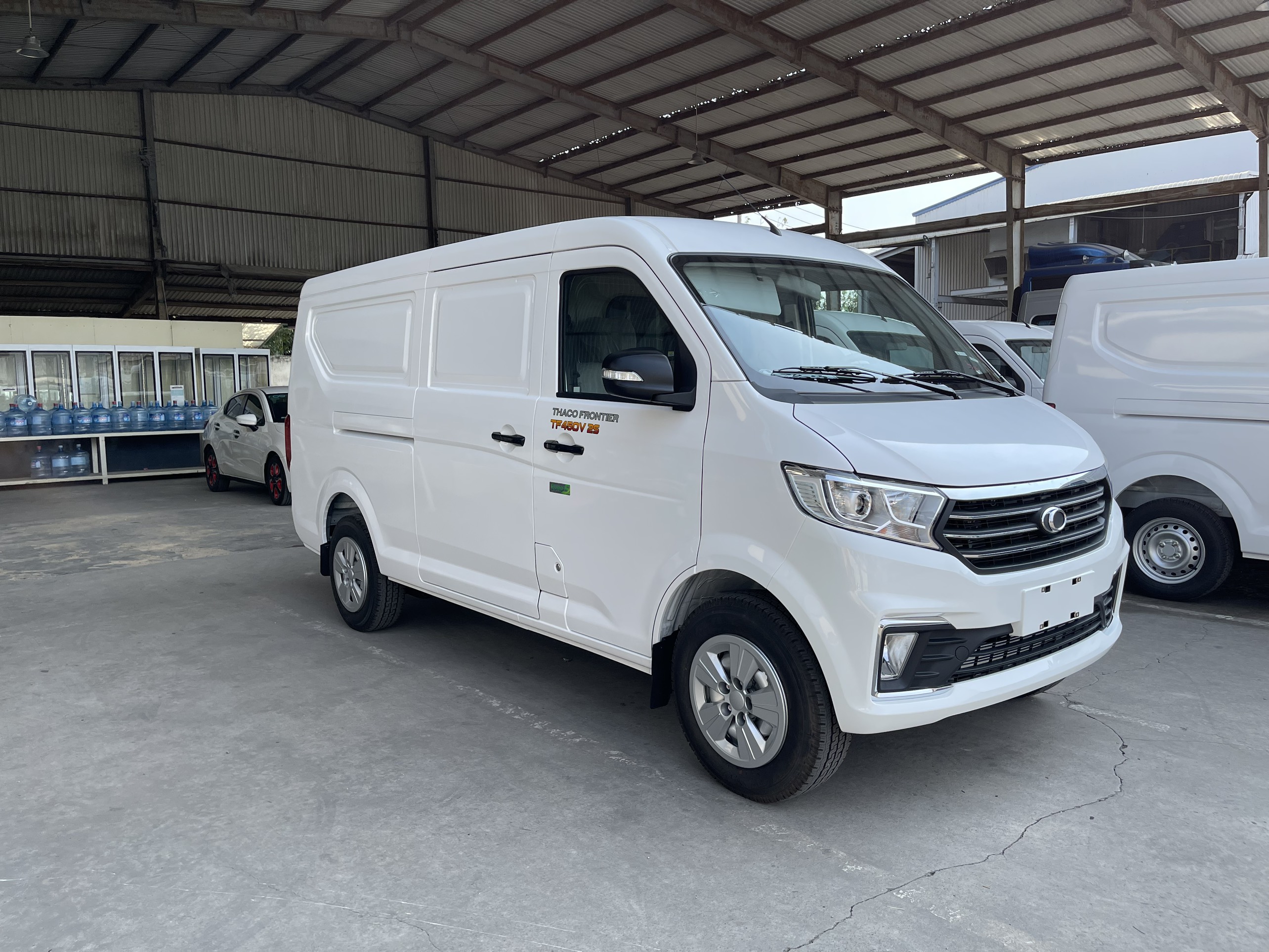 Hình ảnh thực tế xe tải van Thaco TF450 2 chỗ 945kg thùng dài 2.6 mét