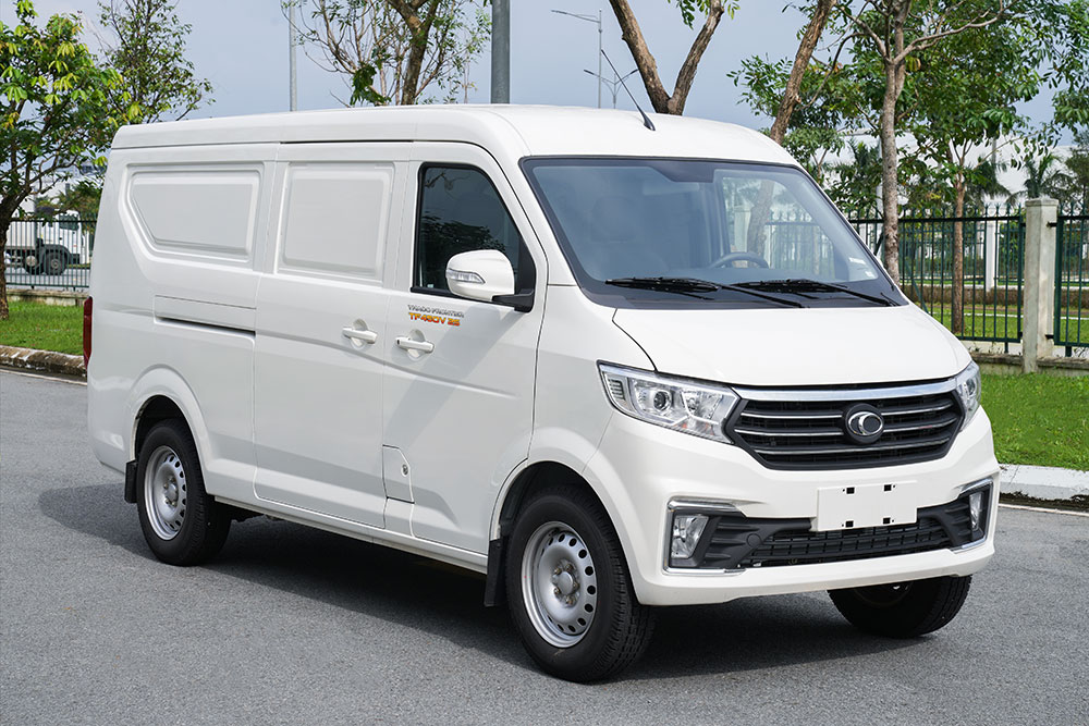 Xe tải van 2 chỗ Thaco TF450 945Kg thùng dài 2.6 mét – lựa chọn phổ biến cho giao hàng nội thành.