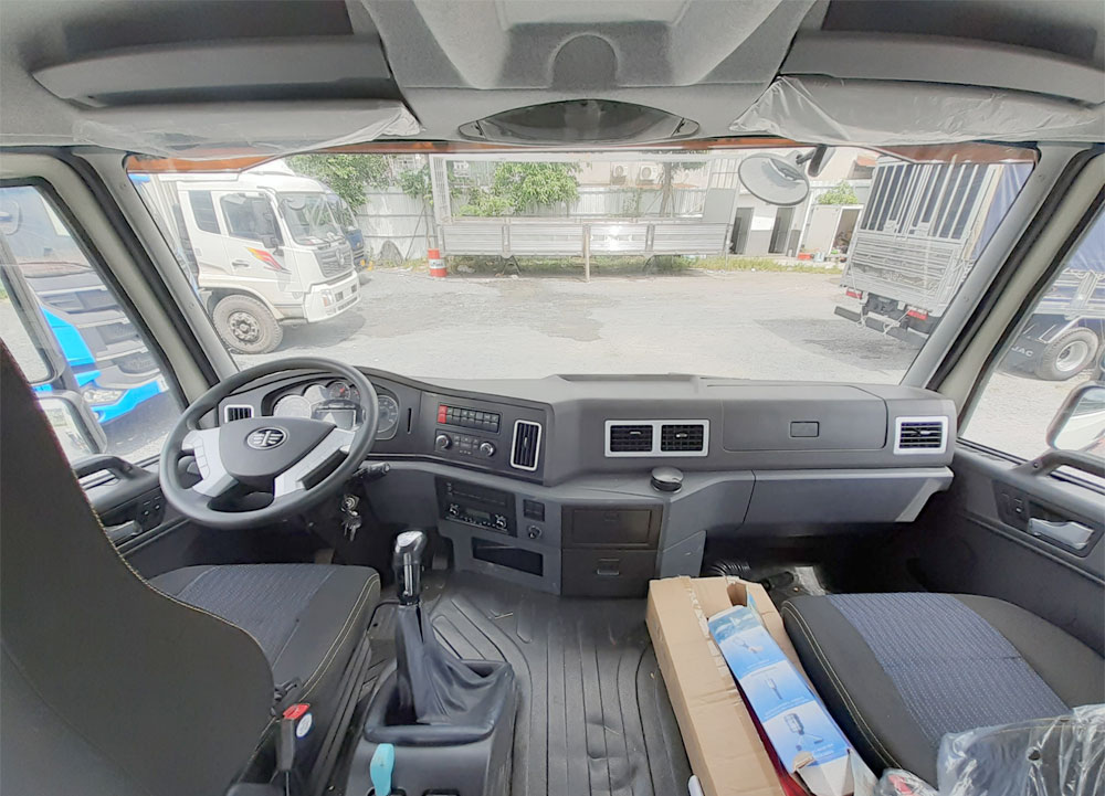 Ngoại thất hiện đại và nội thất tiện nghi của xe đầu kéo FAW J5M 260HP