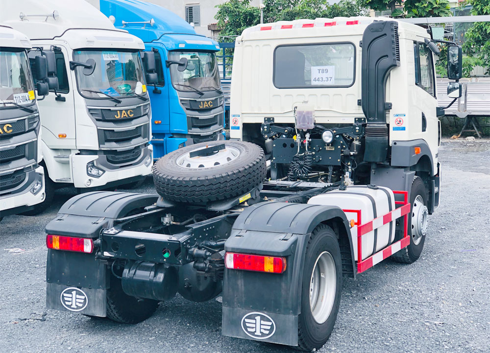 Xe đầu kéo FAW J5M 260HP tại bãi giao xe, nổi bật với cabin rộng rãi, thiết kế đơn giản, phù hợp vận tải hàng hóa nội địa.