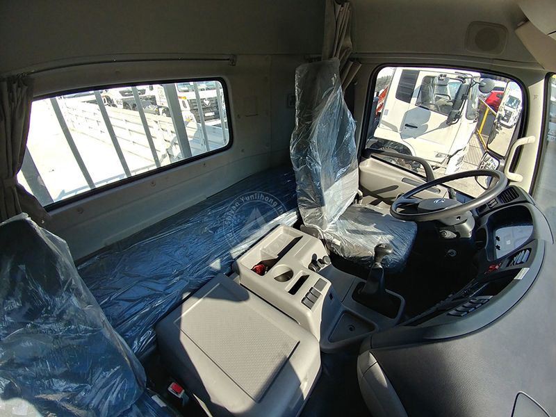Cabin xe đầu kéo FAW J5P với thiết kế khí động học, nội thất rộng rãi và trang bị an toàn hiện đại.