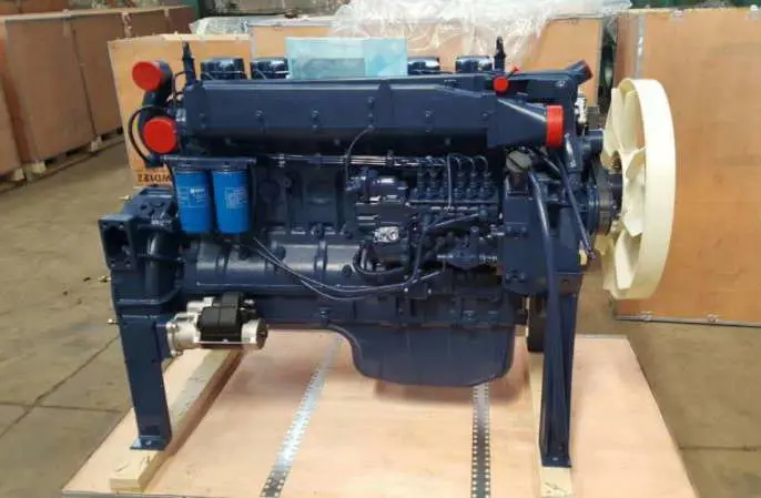 Hình ảnh xe đầu kéo FAW Jiefang J5P phiên bản động cơ Weichai WP10.340E32, màu đỏ, cấu hình 6x4 tại thị trường Việt Nam.