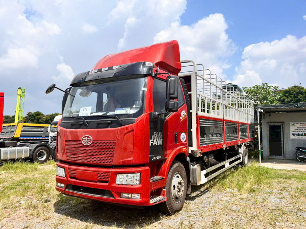 Xe tải thùng FAW J6L thùng dài 9m7, tải trọng 7.8 tấn