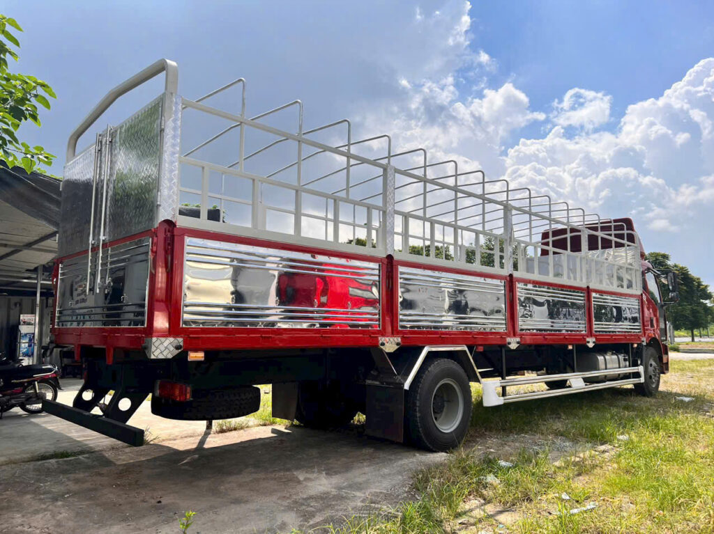 J6L vận chuyển đa dạng hàng hóa trên các tuyến đường dài