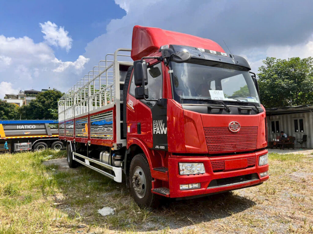 Ngoại thất hiện đại, mạnh mẽ của xe tải thùng FAW J6L với cabin khí động học và thùng kín chuyên dụng.