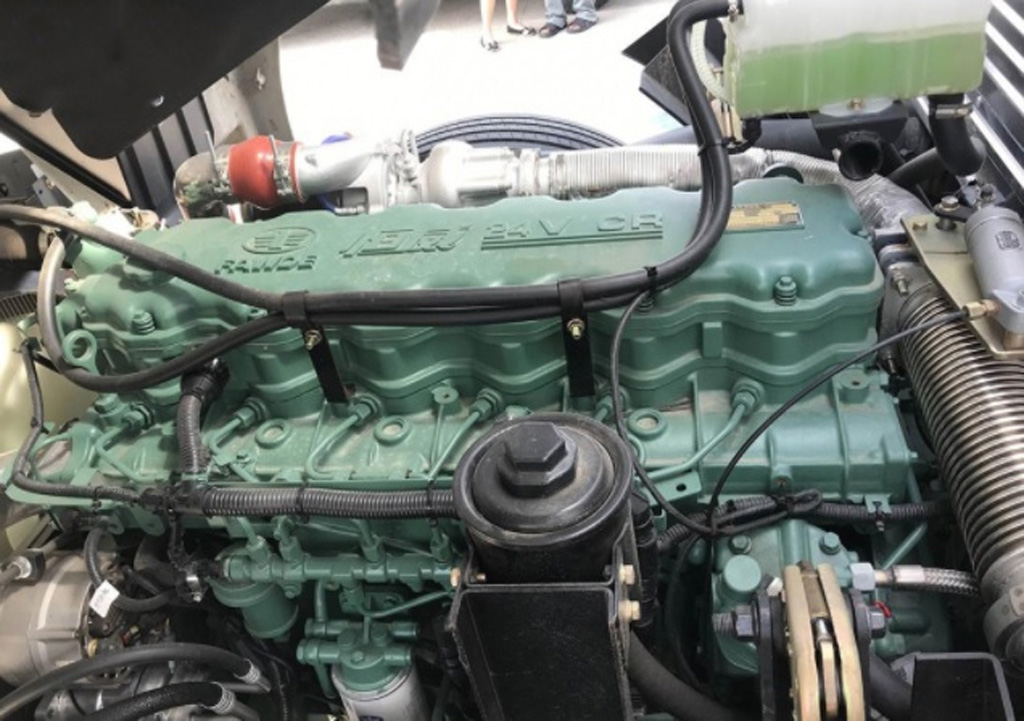 Xe tải thùng FAW J6L tại thị trường Việt Nam – thiết kế hiện đại, động cơ mạnh mẽ, thùng hàng siêu dài.