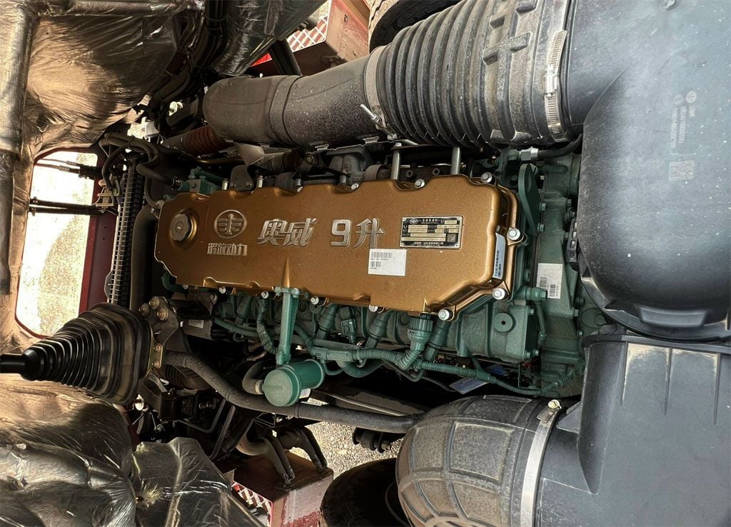 Đầu kéo FAW 2 cầu J6P 375 HP tại thị trường Việt Nam với thiết kế mạnh mẽ, hiện đại.