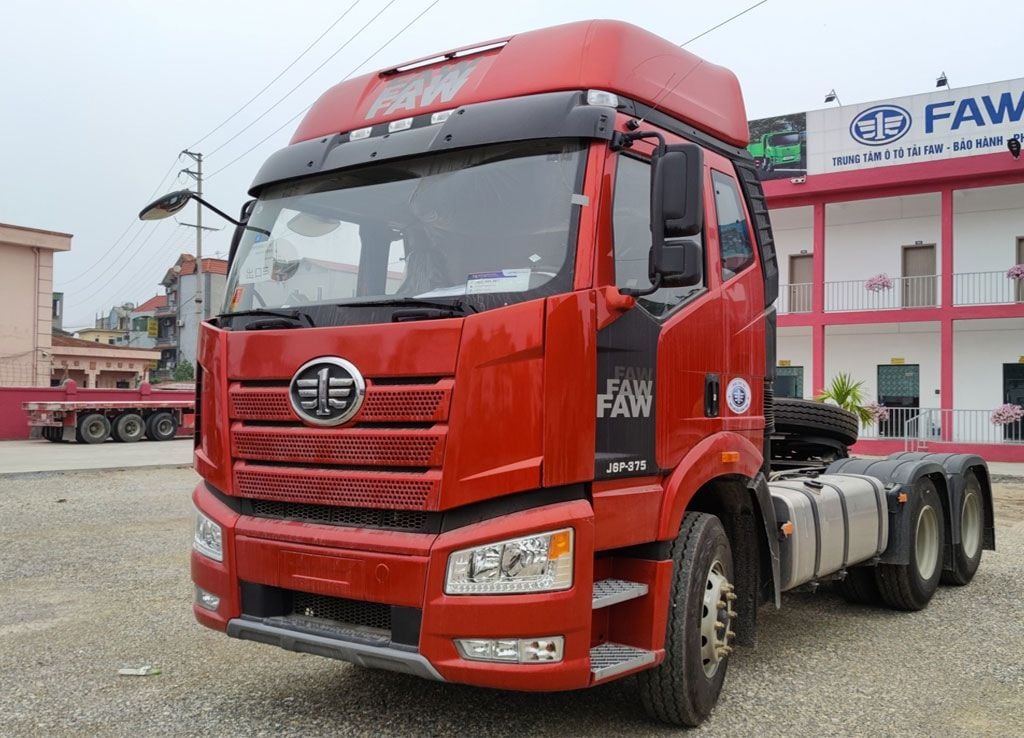 Xe đầu kéo Faw J6P 2 cầu 375 HP tại thị trường Việt Nam