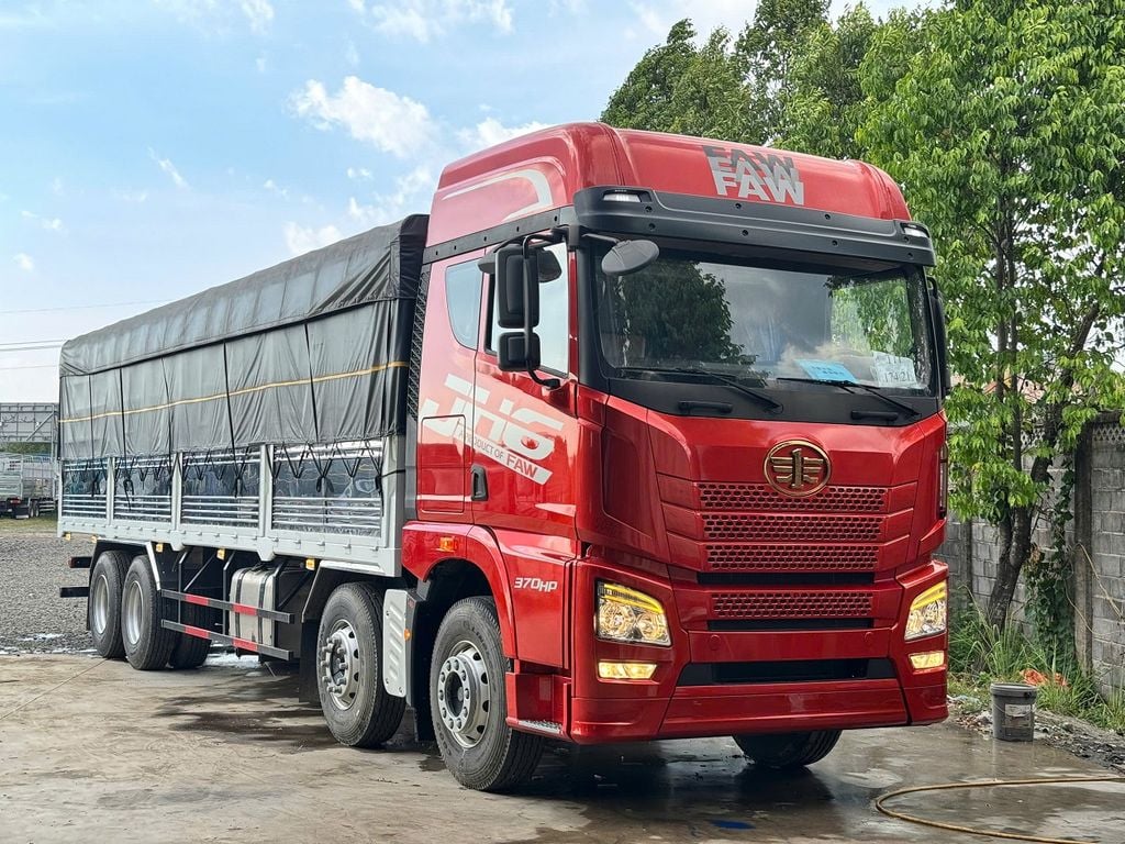 Xe tải thùng kín FAW JH6 8x4 tại Việt Nam