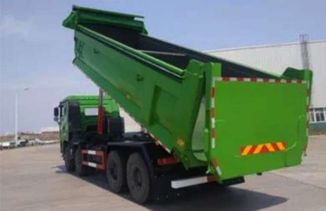 Ngoại thất xe tải thùng kín FAW JH6 8x4 với thiết kế hiện đại, khung gầm cứng vững và cabin rộng rãi.