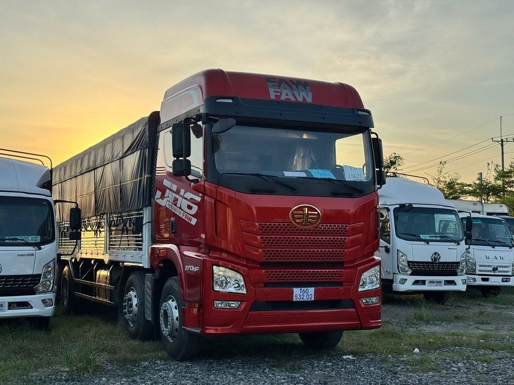 FAW JH6 8x4 – Động cơ mạnh mẽ, thiết kế tối ưu