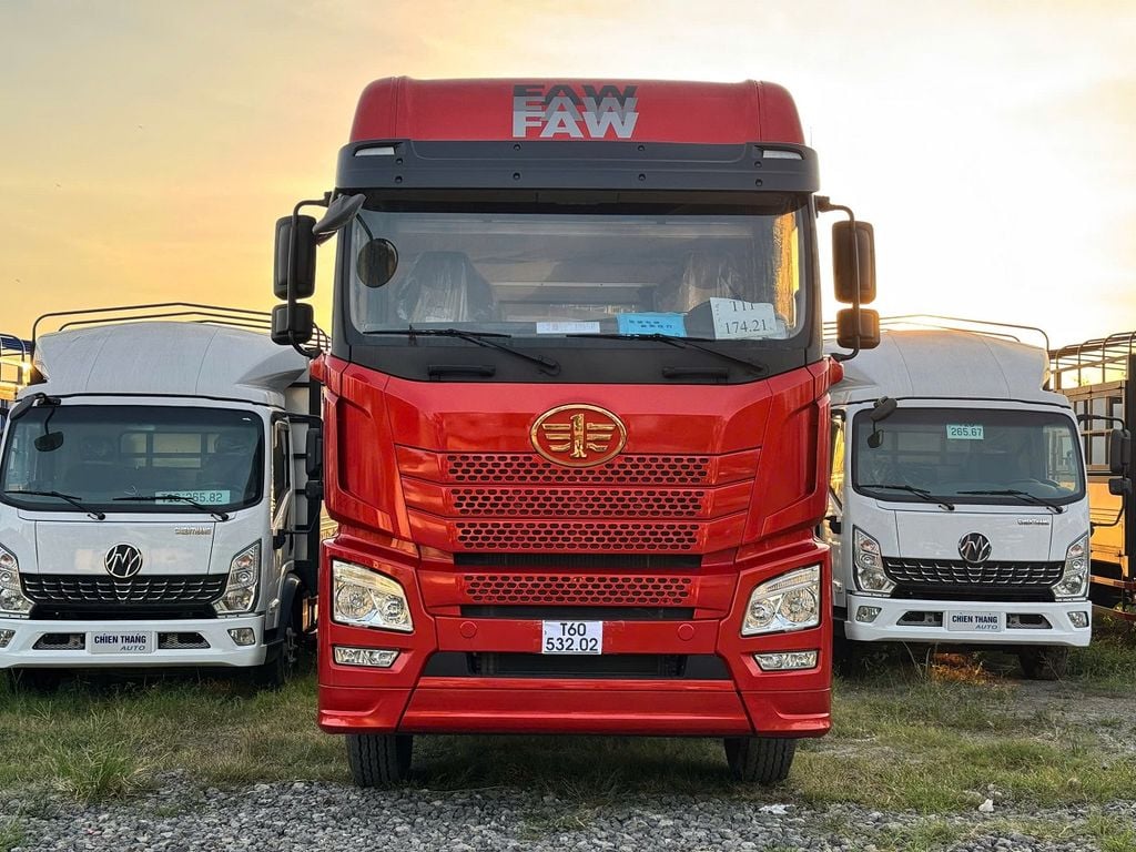 Xe tải JH6 8x4 ứng dụng trong vận chuyển hàng hóa công nghiệp