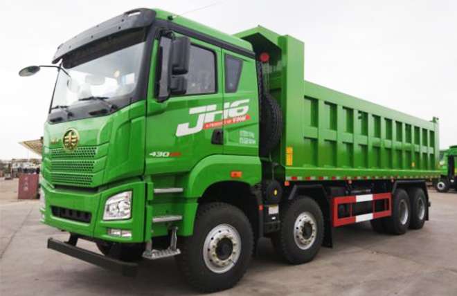 Xe tải JH6 8x4 vận hành trên đường trường
