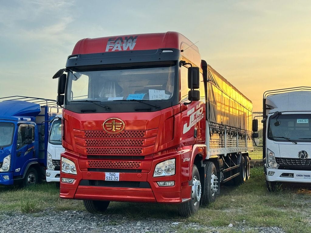 Xe tải thùng JH6 (thùng kín 8x4) – lựa chọn tối ưu cho vận tải hàng hóa nặng