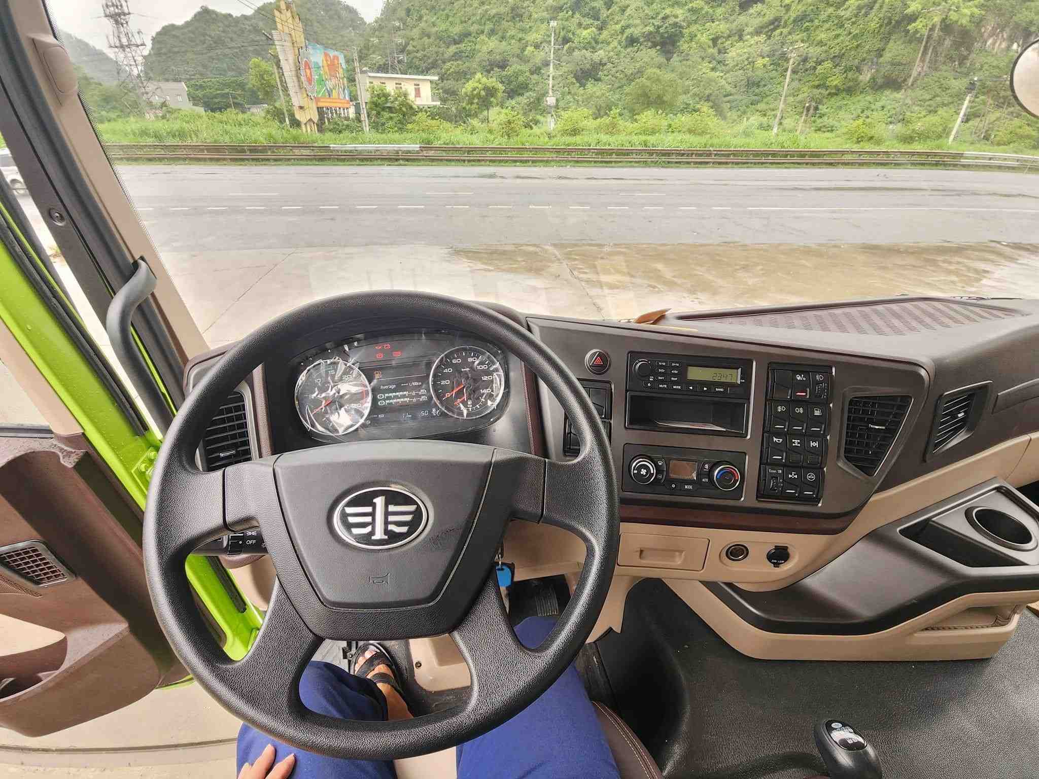 Nội thất xe tải ben FAW JH6 6×4 với cabin rộng rãi, giảm rung lắc.