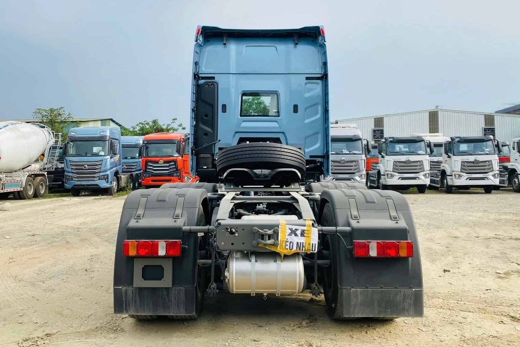 Xe đầu kéo HOWO TS7 460 cầu láp với thiết kế cabin TS7-H mới, động cơ 460HP mạnh mẽ và hệ thống cầu láp bền bỉ, phù hợp vận tải đường dài tại Việt Nam.