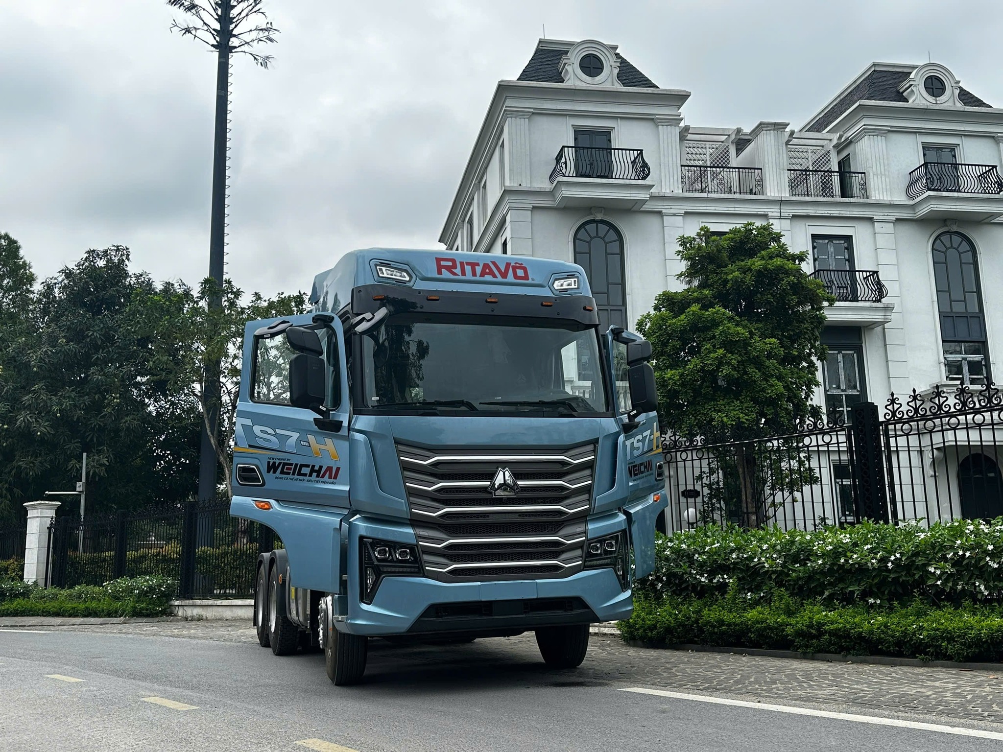 Howo TS7 460 cầu láp đáp ứng tốt vận hành trên đường dài