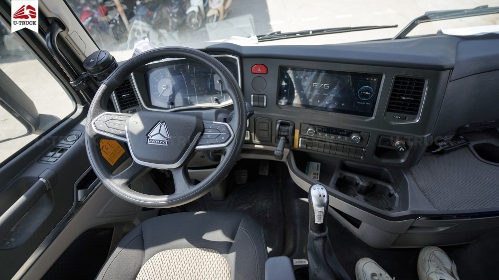 Ngoại thất mạnh mẽ, cabin MAN-Đức của xe tải HOWO MAX 280 6x2 khung mui 9m9 (Nguồn: u-truck.vn)