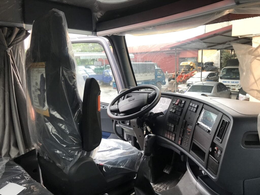 Xe Tải Thùng MAX 400 8x4 Khung Mui 9.7M với thiết kế ngoại thất hiện đại, khung gầm công nghệ MAN, thùng hàng dài 9,7 mét.