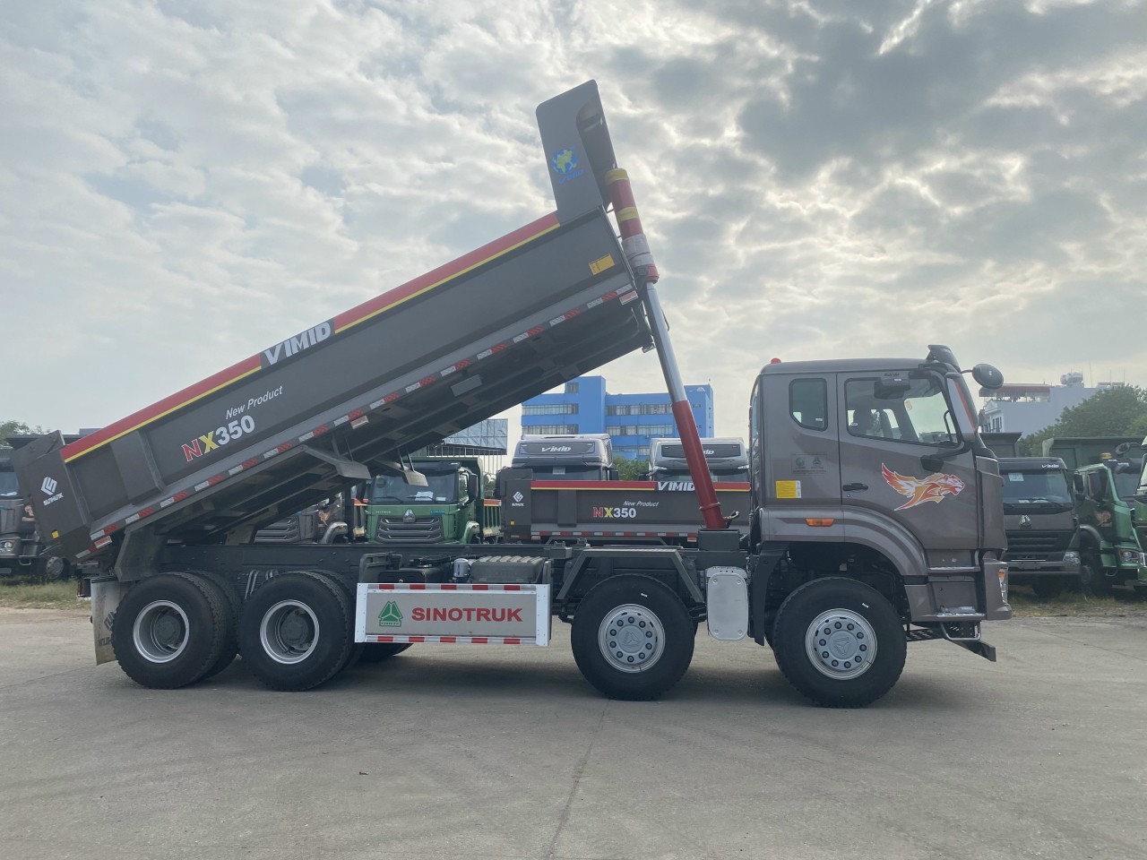 Xe Ben NX350 8x4 Thùng Đúc tại công trình thực tế. Nguồn: VIMID