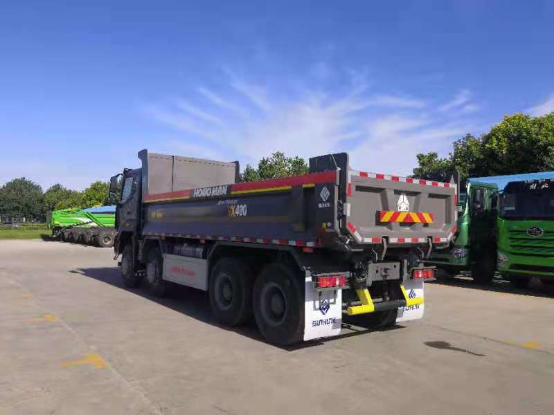 NX 400 thùng đúc vận chuyển vật liệu xây dựng tại công trình