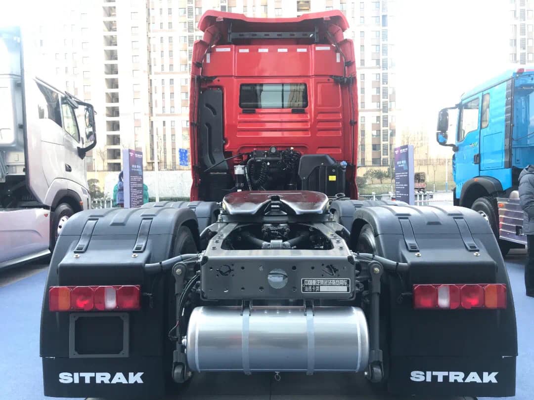 Ngoại thất xe đầu kéo Howo MAN Sitrak G7 540 Cầu Dầu với cabin G7 hiện đại, khung gầm chắc chắn và thiết kế khí động học.