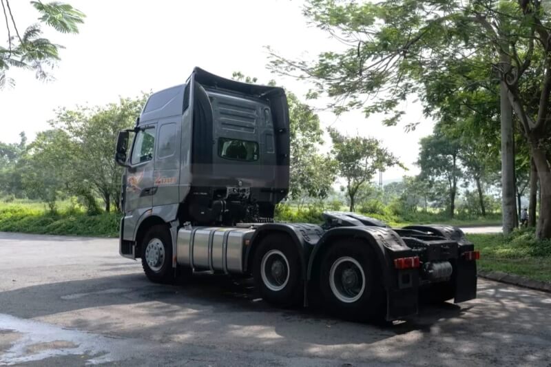 Xe Đầu Kéo TH7 LX 460 Cầu Dầu – Cabin rộng rãi, hai bình dầu lớn, phù hợp vận tải đường dài Bắc – Nam.
