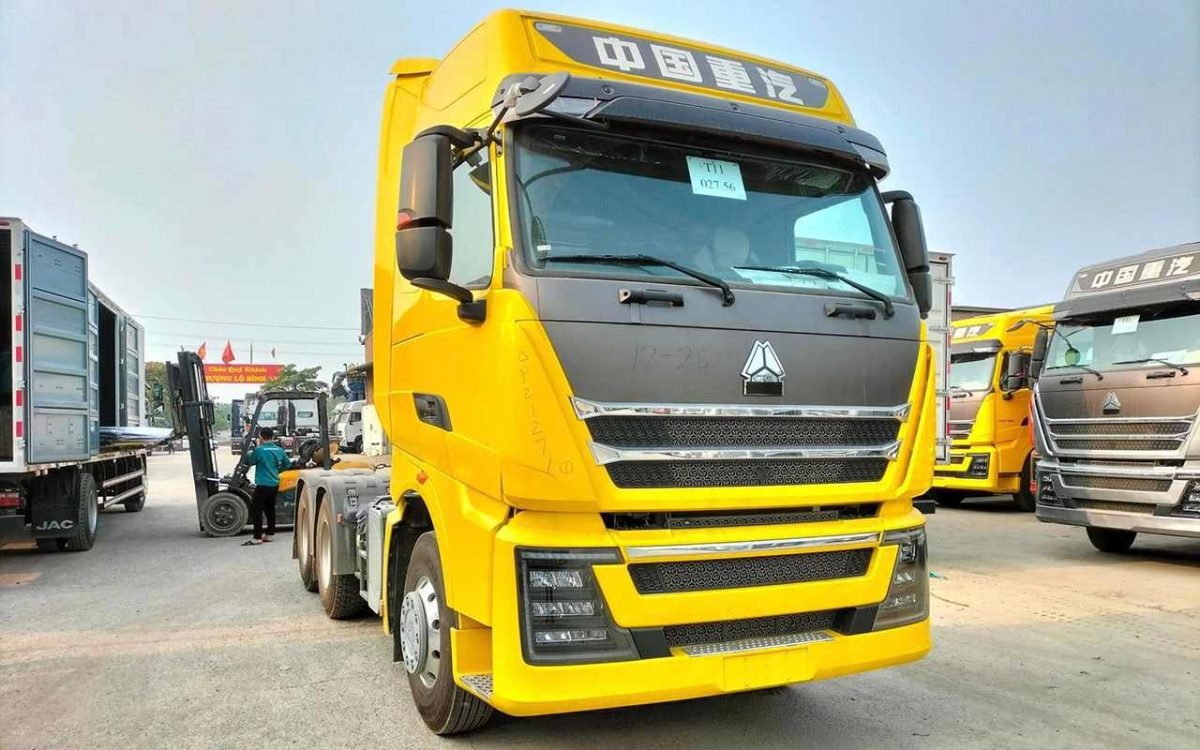 Xe đầu kéo TH7 SE 460 cầu láp với thiết kế cabin đầu cao, 2 giường nằm, phù hợp vận tải đường dài và hàng nặng tại Việt Nam.