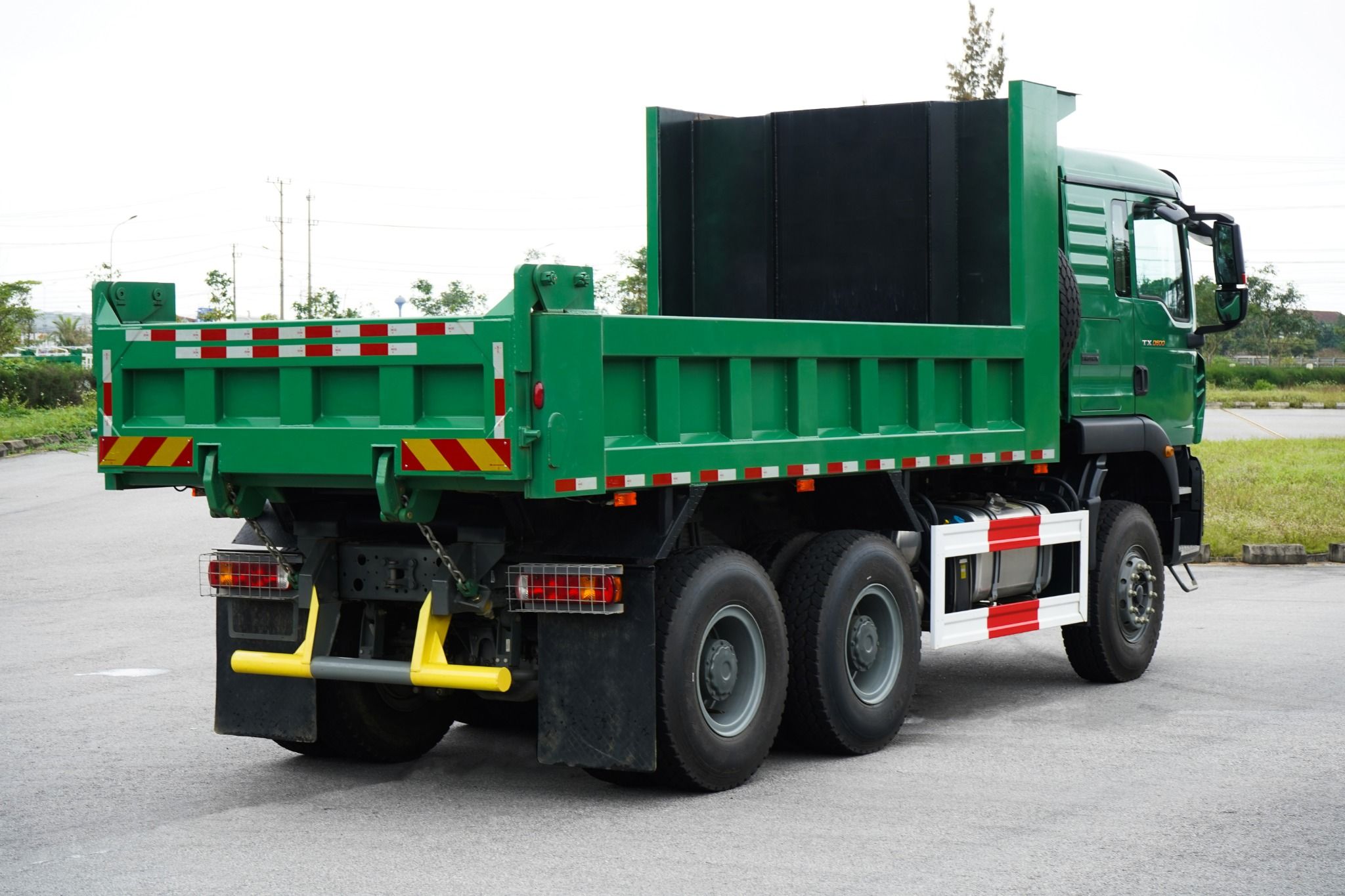 So sánh Howo TX D600 3 chân với các đối thủ cùng phân khúc