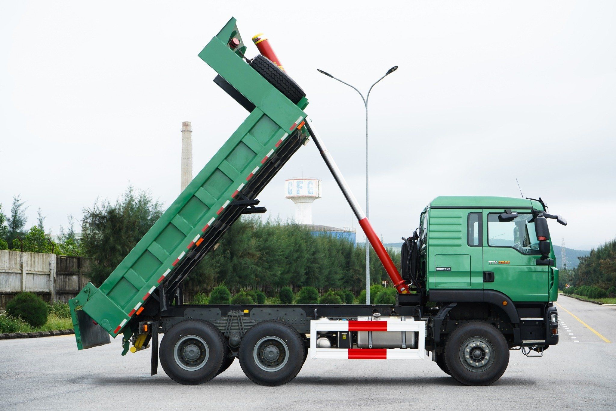 Howo TX D600 3 chân trong ứng dụng vận tải xây dựng và khai thác mỏ