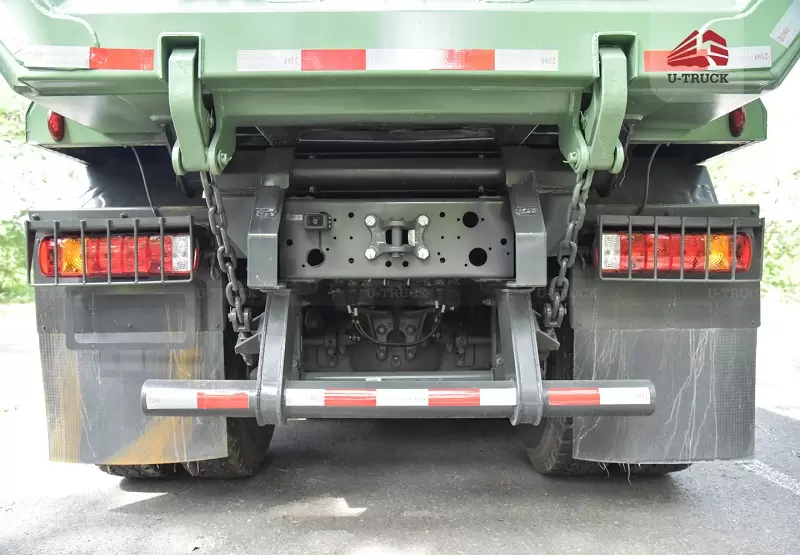 Xe ben V7X 350 8x4 thùng đúc vận hành tại công trường (Nguồn: u-truck.vn)