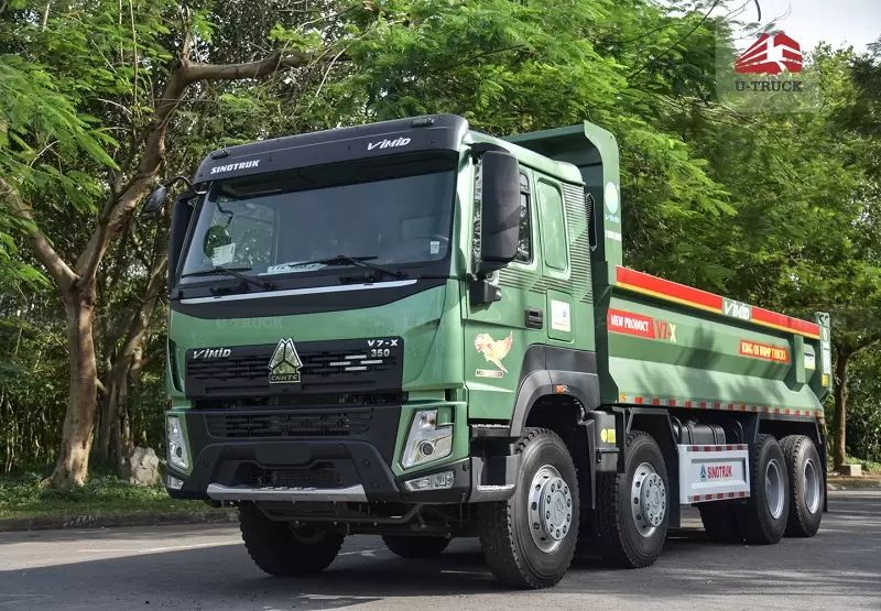 Xe ben V7X 350 8x4 thùng đúc tại công trường xây dựng (Nguồn: u-truck.vn)