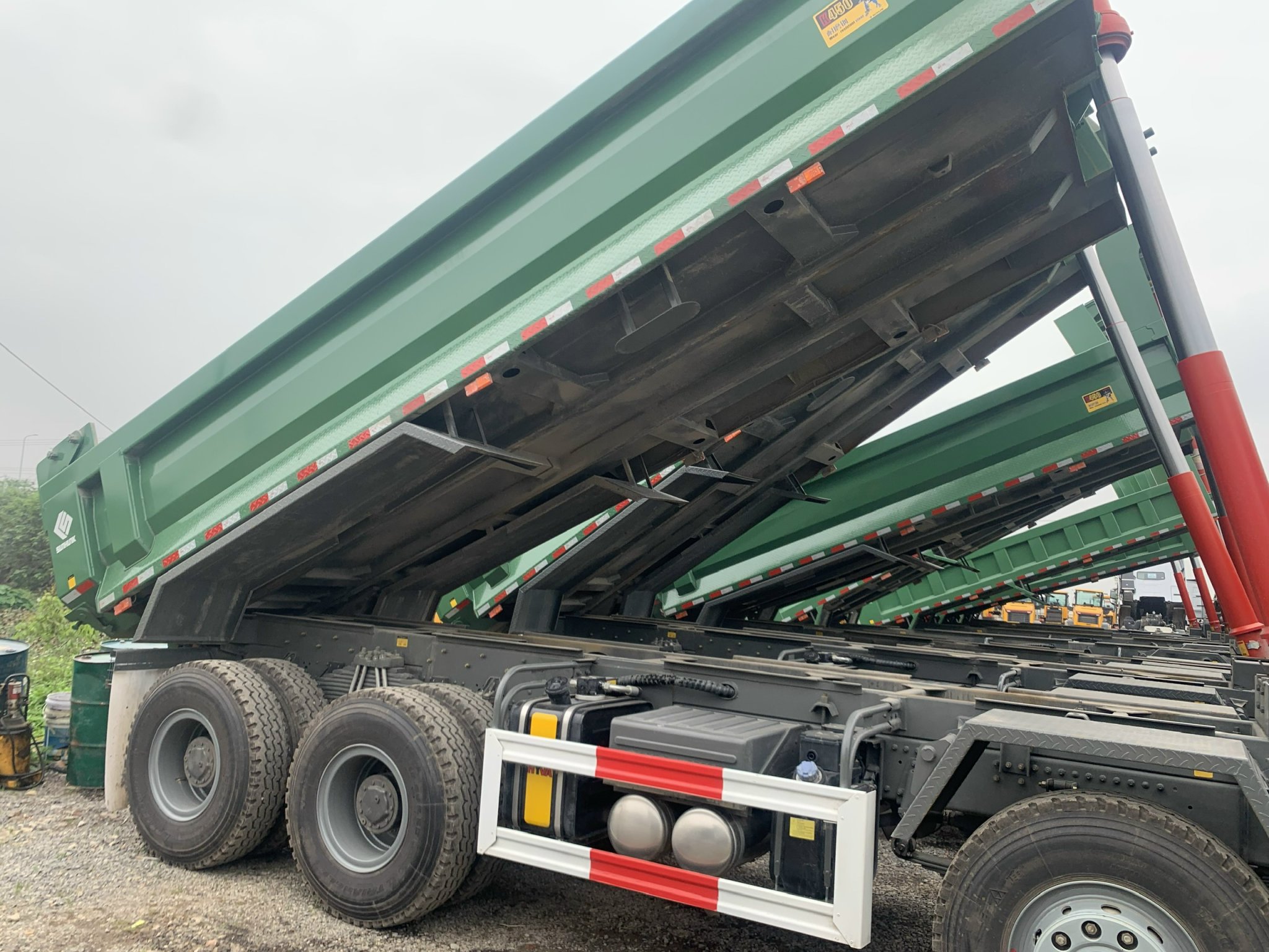 Xe ben V7X 400 8x4 thùng đúc phục vụ vận chuyển vật liệu xây dựng