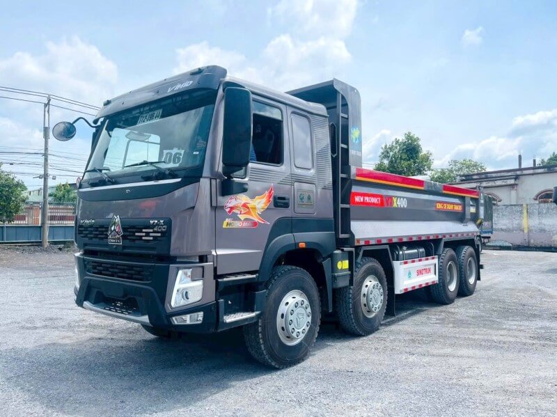 Xe ben V7X 400 8x4 thùng đúc trên công trường