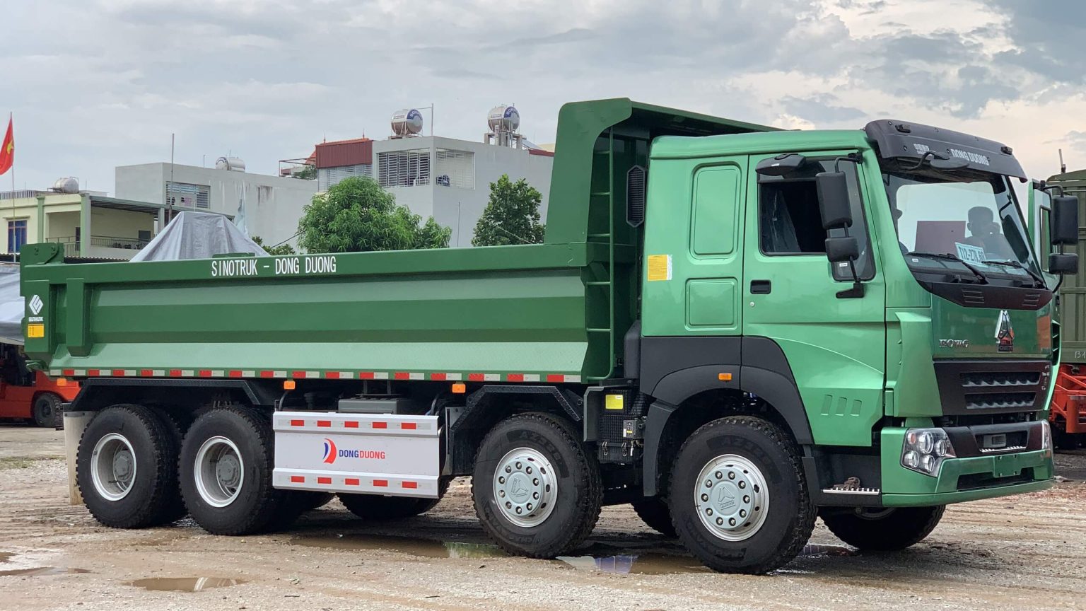 Xe Ben V7X 400 8x4 Thùng Đúc tại bãi xe Hà Nội, nổi bật với cabin thiết kế hiện đại và thùng đúc siêu bền.