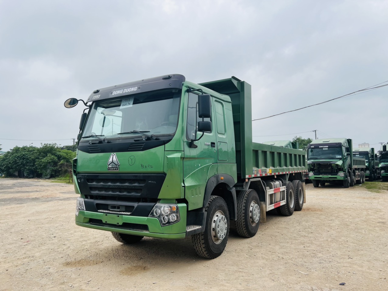 Xe ben V7G 8x4 thùng đúc 910mm tại công trường