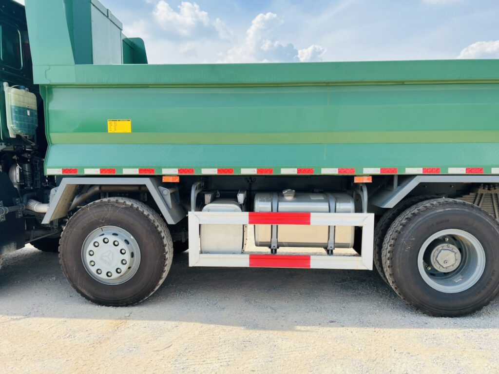 Xe ben HOWO V7G 8x4 Thùng Đúc 910MM tại công trường xây dựng (Nguồn: anthaiautoparts.com)