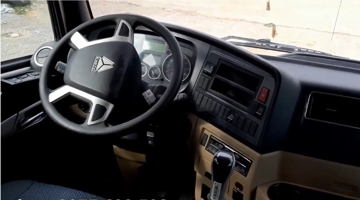 Ngoại thất xe tải HOWO MAN VX350 8x4 với thiết kế mạnh mẽ, cabin đầu cao, thùng hàng lớn.