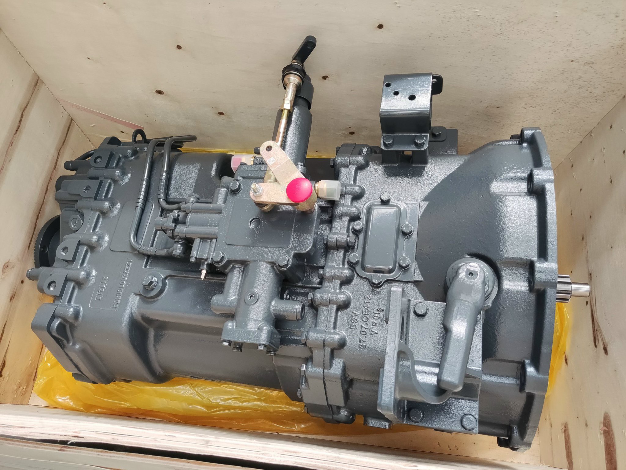 Hình ảnh thực tế xe đầu kéo VX 310 cầu láp với thiết kế cabin VX đầu cao, 2 giường nằm, phù hợp vận tải đường dài.