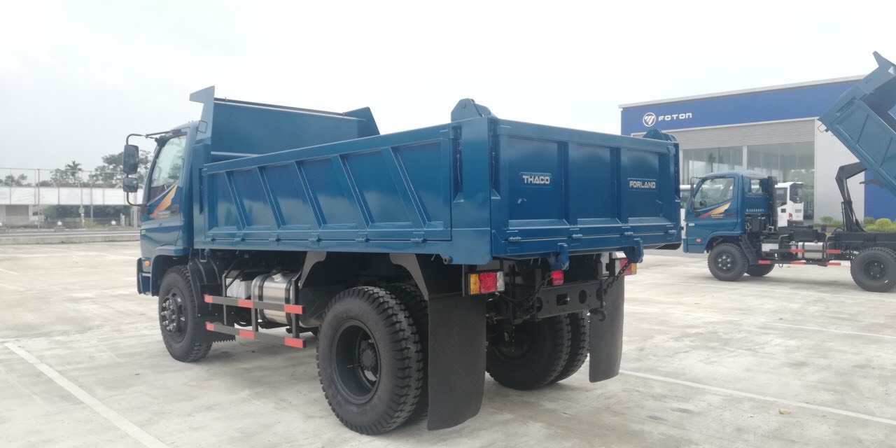 Xe ben Thaco Forland FD120 - 6.5 tấn hai cầu, phù hợp vận chuyển vật liệu xây dựng trên các cung đường khó.