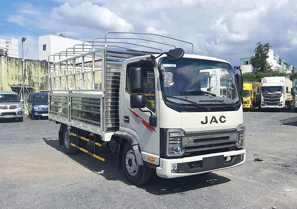 So sánh Thaco Forland FD250.E4 với các đối thủ cùng phân khúc