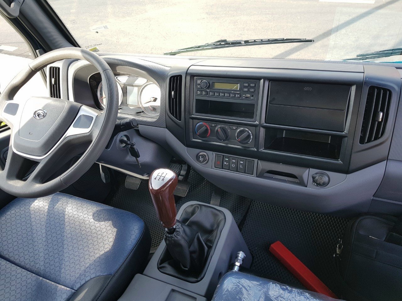 Xe ben Thaco Forland FD700 với cabin rộng và thiết kế mạnh mẽ.