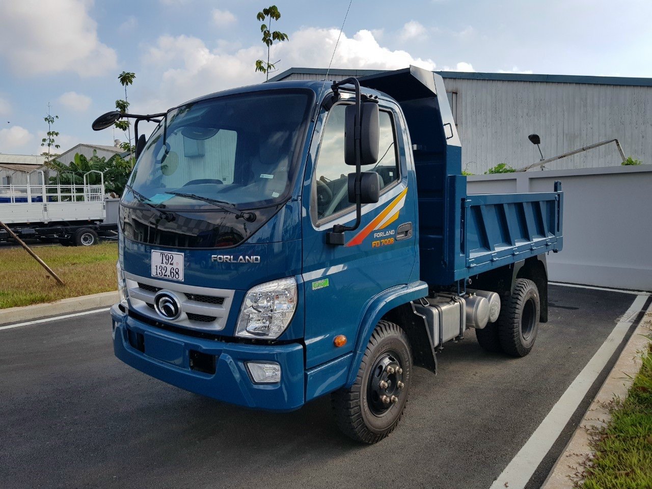 Một số đối thủ cạnh tranh của Thaco Forland FD700B