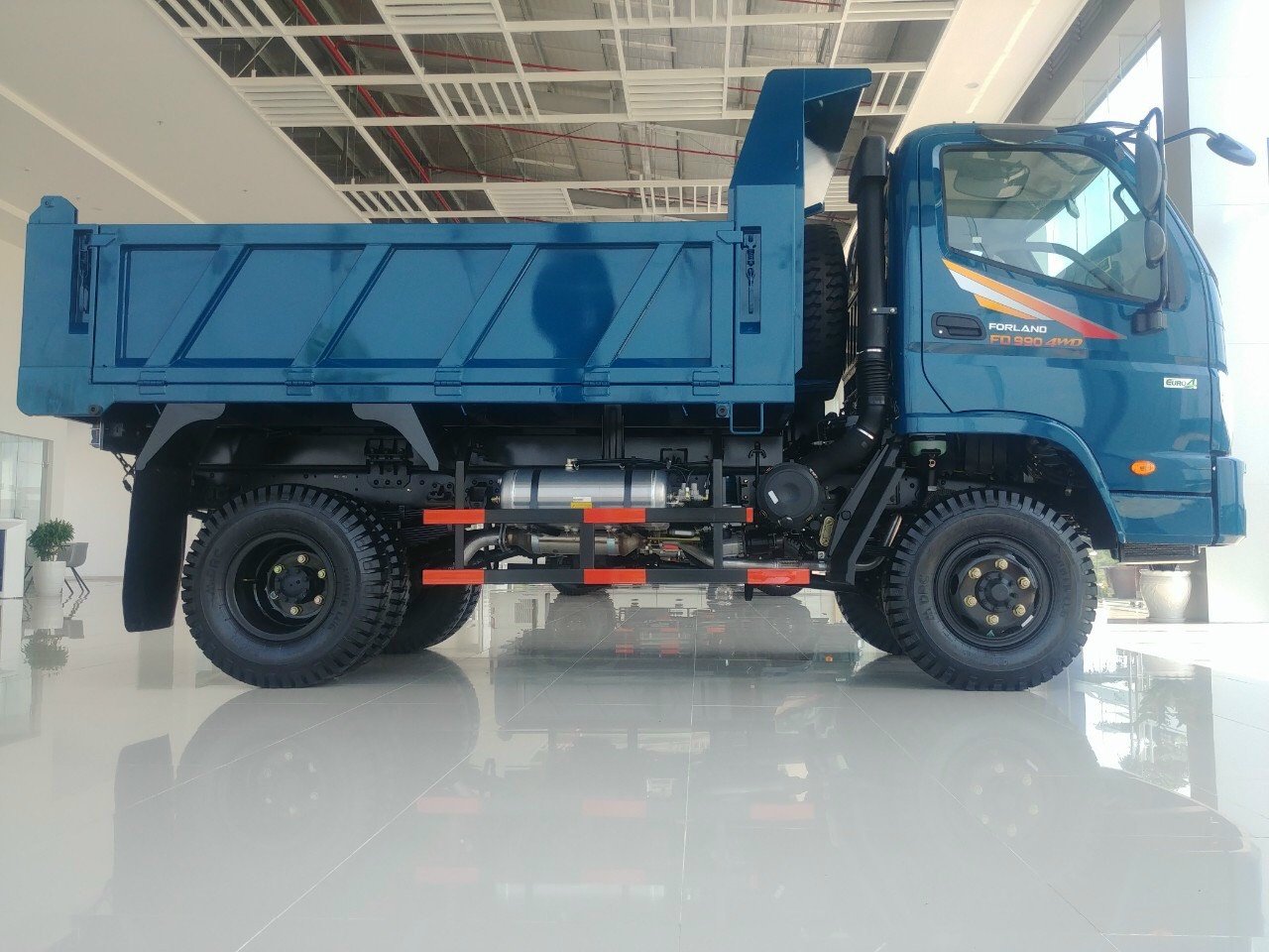 Xe ben Thaco Forland FD990 - 5 tấn với thiết kế thùng ben chắc chắn, phù hợp vận chuyển vật liệu xây dựng tại Việt Nam.